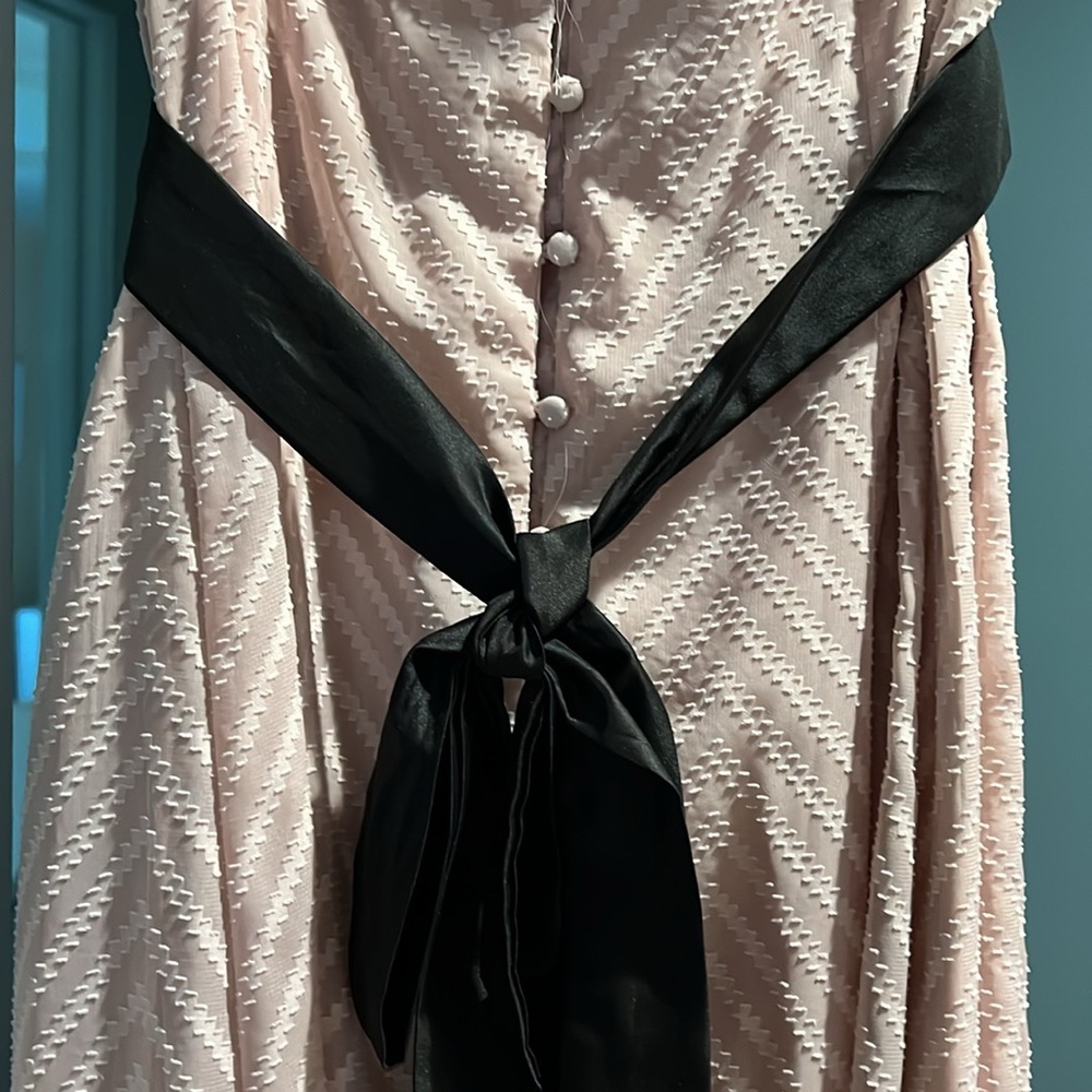 BEAUTIFUL Dress, flowy pink design, black satin belt, cinched in back. Size M - Picture 3 of 11